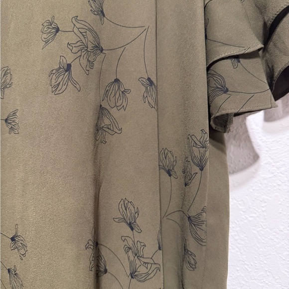 Worthington Olive Green Floral Ruffle Sleeve V-Neck Blouse Women’s Size Large - Picture 4 of 10